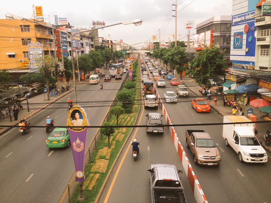 profirmware's tweet photo. @js100radio 16:55 น. สะพ���นใหม่ - สายหยุด ทิศทางไปกลับรถเยอะเคลื่อนตัวช้า ขับรถใจเย็นๆ เดี๋ยวก็ถึงจร้า http://t.co/uSPKGuRPuw