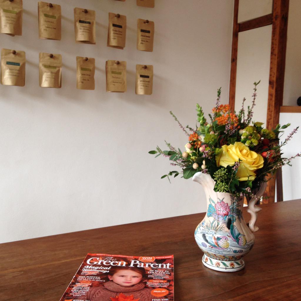 CurledL's tweet photo. Happy Monday Everyone 💐Beautiful Flowers from @AchilleaFlowers @WHampstead @MillLaneNW6 #curledLeaf http://t.co/IxHZ2pBe1I