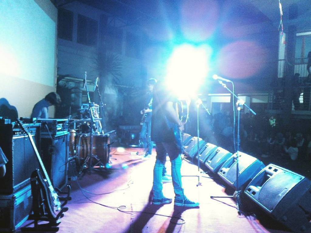 Listen now!! RT <a href="/M_U_S_I_C_news/">Music News</a>: <a href="/wonderwallband_/">Wonderwall ID</a> : instagram.com/p/7m8mLLoIbq/ | Night shoot shiluette on Gotrasawala "