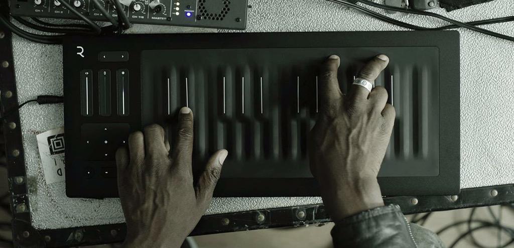 Yapamadığı tek şey şarkı söylemek. Piyano, gitar, flüt, saksafon tek enstrümanda #SeaboardRise
bit.ly/1iaynS0