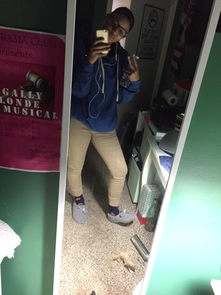 ooakzaur's tweet photo. Wearing slippers to school http://t.co/sHFnwhJaFA