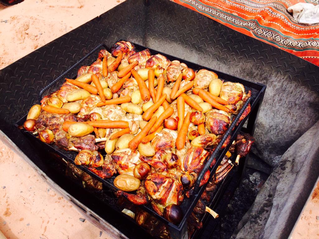 i_am_veru's tweet photo. Foodblogger ho difeso il nostro onore coi denti nel Wadi Rum! C'ho pure le prove! 😂 #foodrulez #gojordan #fatelargo http://t.co/qET2HZx6C1