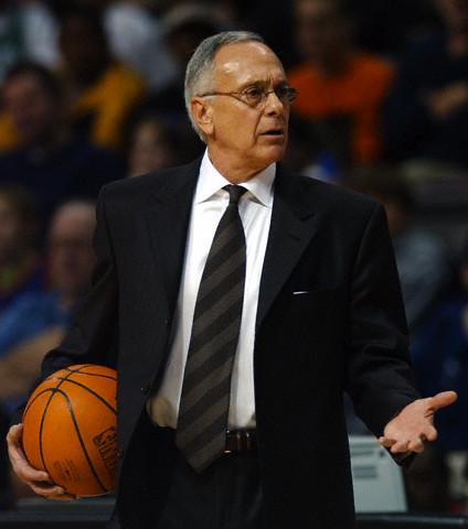 Happy bday  Larry Brown, born  in 1940.  HOF Coach who led Kansas to NCAA crown & Pistons to NBA title. 