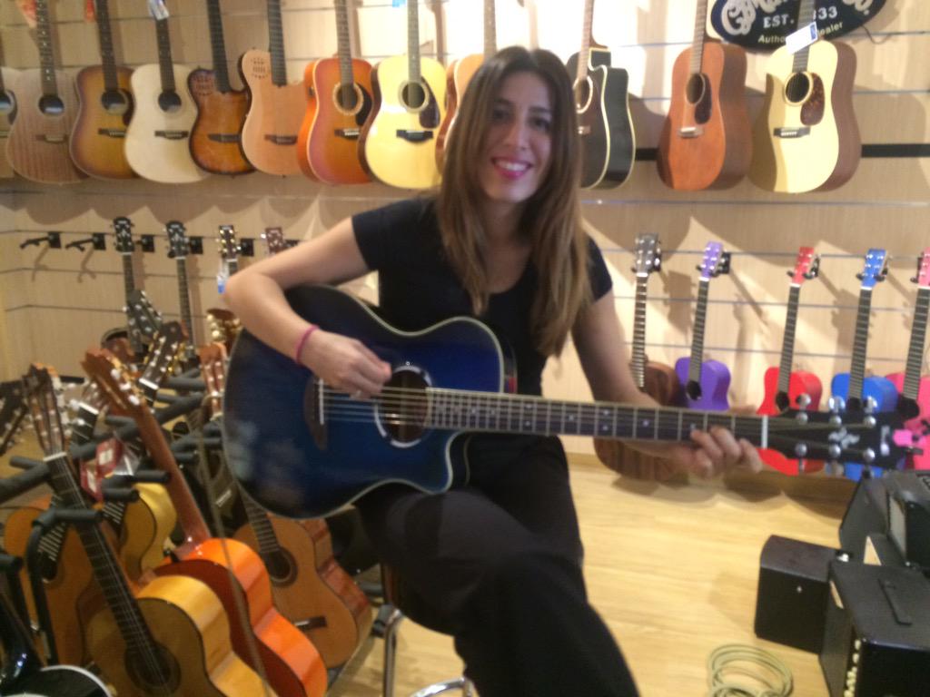 Airynmusic's tweet photo. Hoy eligiendo guitarra, cual os gusta más?😁 http://t.co/49jLWsRxie