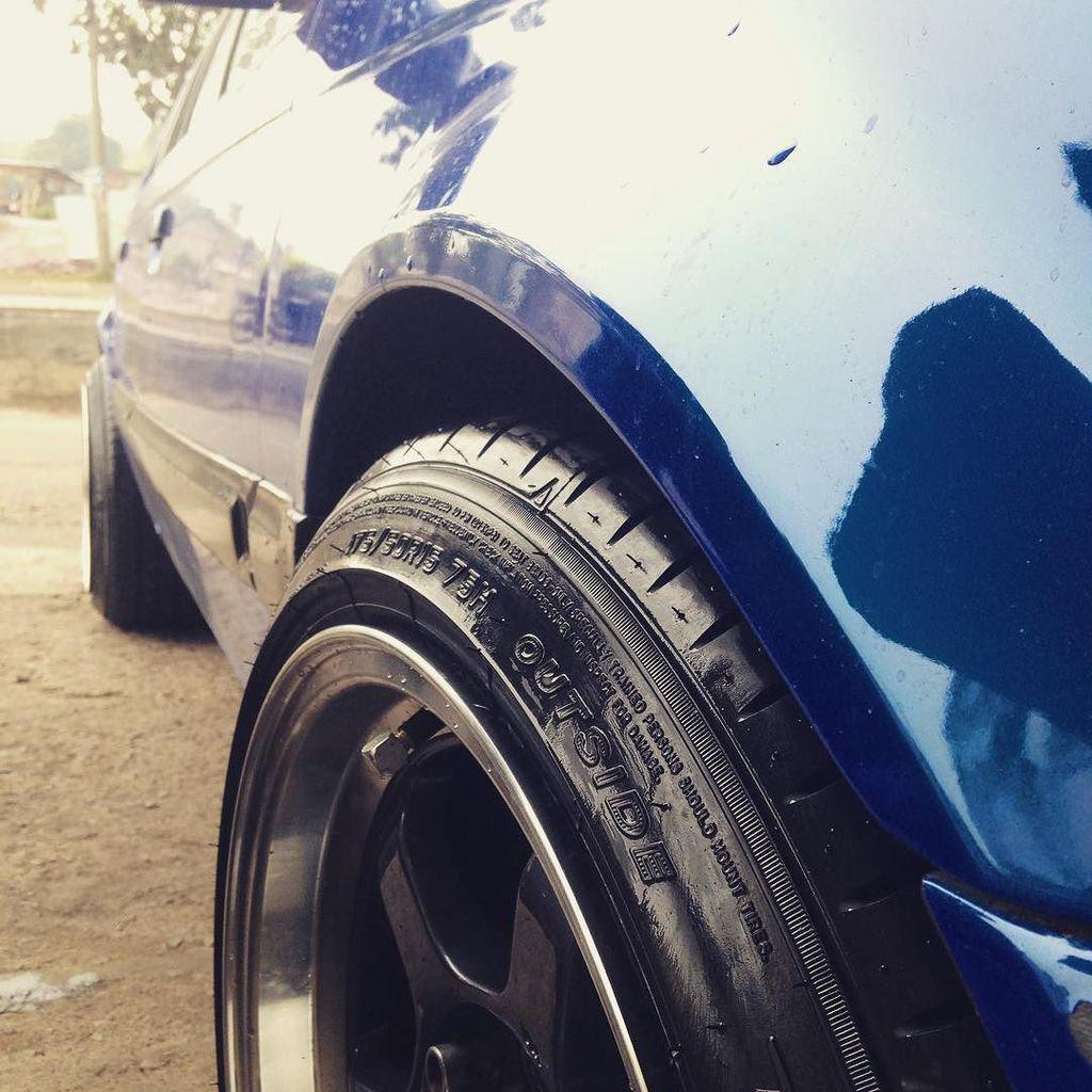 oldcar_photo's tweet photo. 15 is much better 😎
#oldcar #88 #stance #lowride #bfseries #mazda #323 #trendynamic by rickyadio http://t.co/MzeHEZhscc