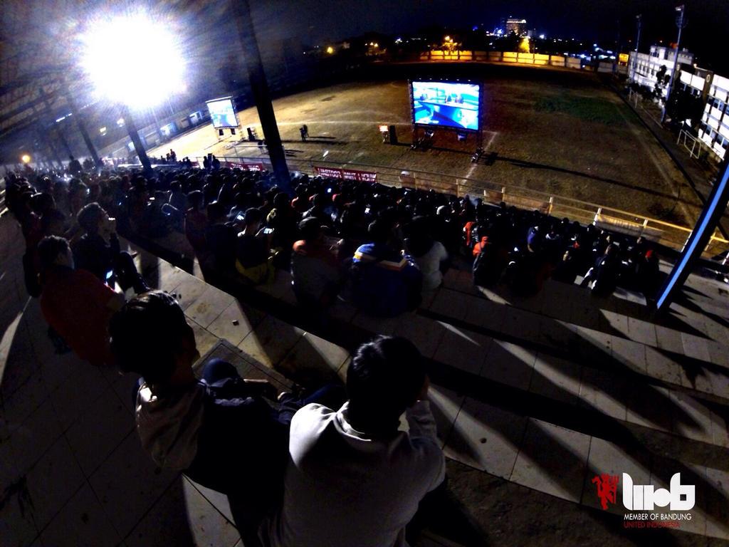 UtdIndonesiaBDG's tweet photo. Mulai masuk ke dalem :)

#GalleryNobarMoB #ThisisUIMoB #WeAreFromBandung http://t.co/JZ71IhMiJX