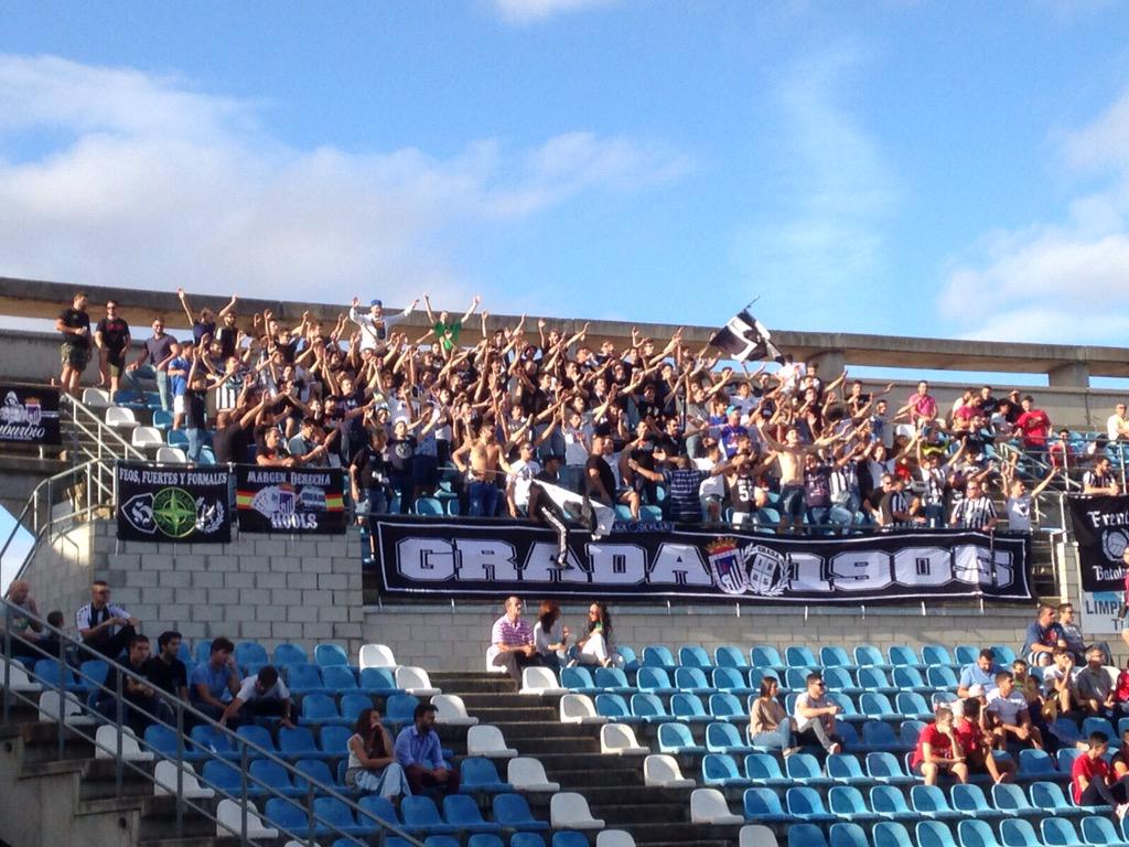 Grada1905's tweet photo. Cómo no podía ser de otra manera, ayer conseguimos entre todos la victoria. #Grada1905 #BadajozMereceNuestroEsfuerzo http://t.co/2ooQcQ1tB6