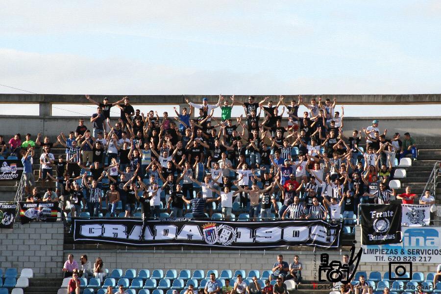 Grada1905's tweet photo. Cómo no podía ser de otra manera, ayer conseguimos entre todos la victoria. #Grada1905 #BadajozMereceNuestroEsfuerzo http://t.co/2ooQcQ1tB6
