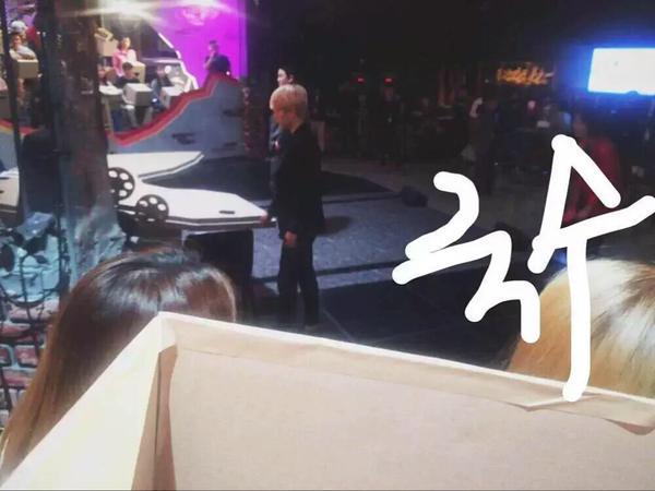 baekhhun filming for his new variety program as co-mc~~

hwaiting!