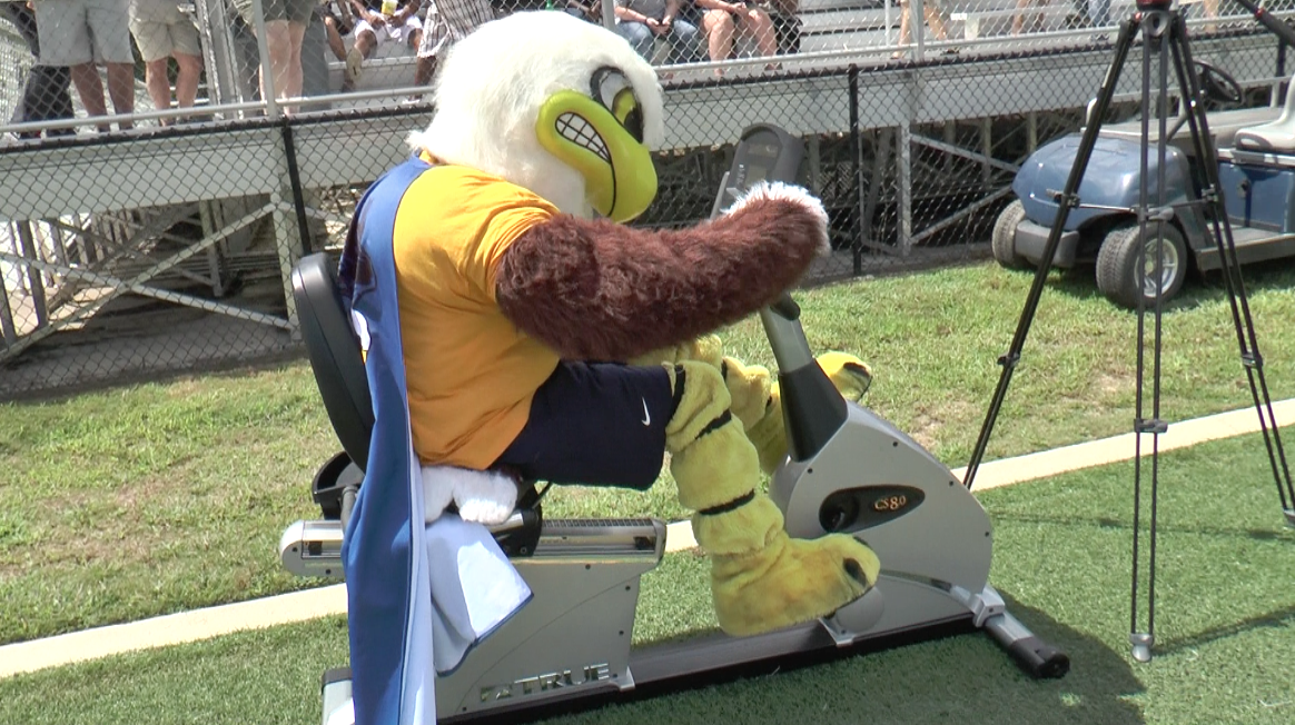RUStrength's tweet photo. #RUInShape?! Even our mascot, SOAR the Eagle is getting his conditioning in! #RaiseTheBar http://t.co/LPe6uCdRQt