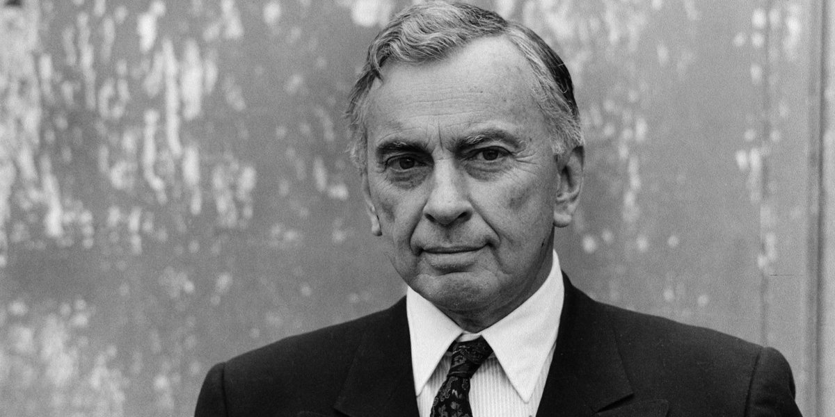 Kitapcumlelerii's tweet photo. Moraliniz bozuk olduğunda 'neden?' diyen değil, 'neredesin!' diyecek insanlar olmalı yanınızda. 

Gore Vidal http://t.co/qo1FFSVRD1