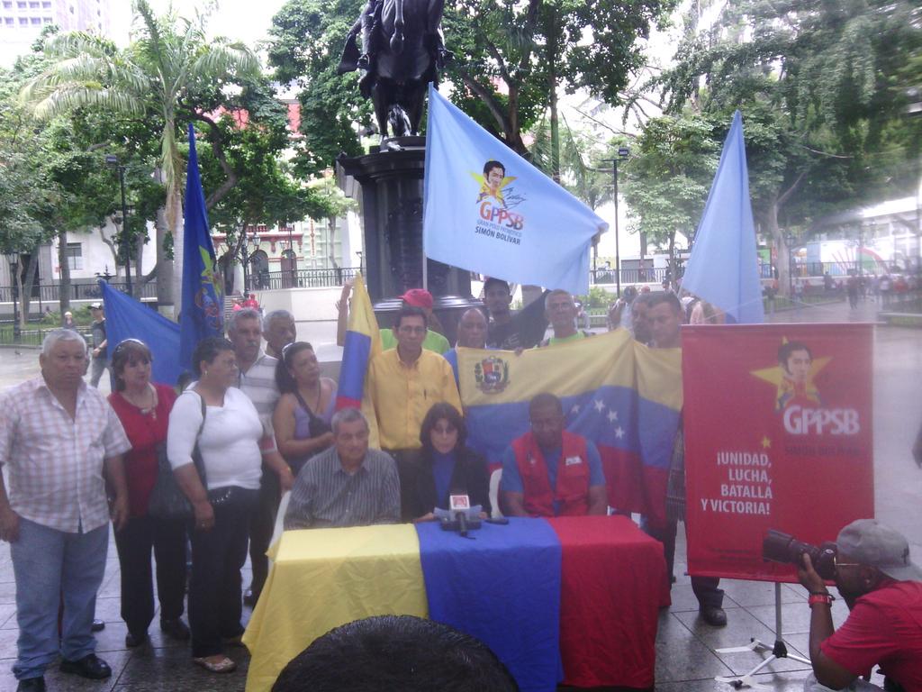 JuventudGPPSB's tweet photo. Movimiento Bolivariano de Colombianxs en Venezuela se incorpora a la Misión Nueva Frontera de Paz! #TodxsConNicolás http://t.co/jtAa2CH6Cb