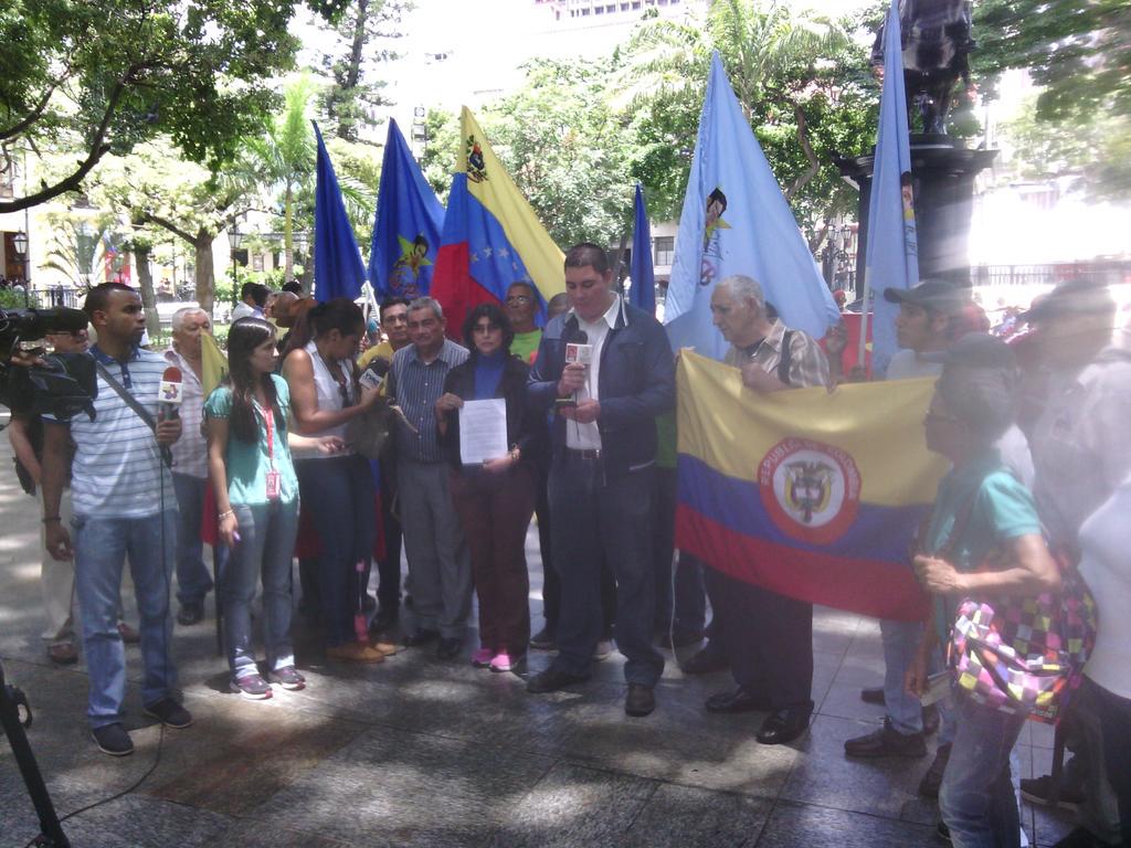 JuventudGPPSB's tweet photo. Movimiento Bolivariano de Colombianxs en Venezuela se incorpora a la Misión Nueva Frontera de Paz! #TodxsConNicolás http://t.co/jtAa2CH6Cb