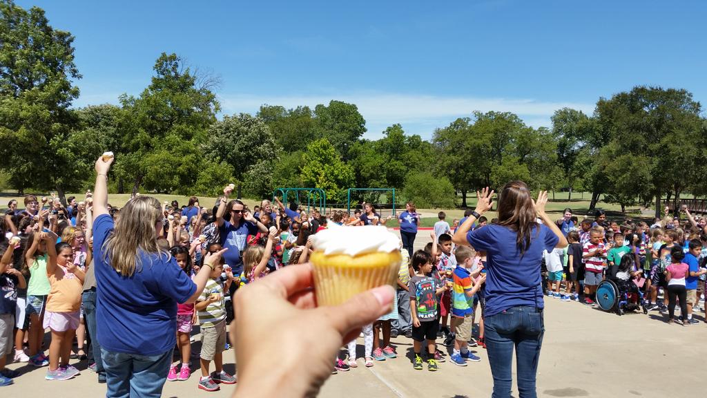 PlanoTeach05's tweet photo. Every student &amp; staff celebrating. Happy birthday,  Mr. Robert! #WeAreFamily #DavisGrows  @Davis_Dolphins http://t.co/mC3UWzdOZH