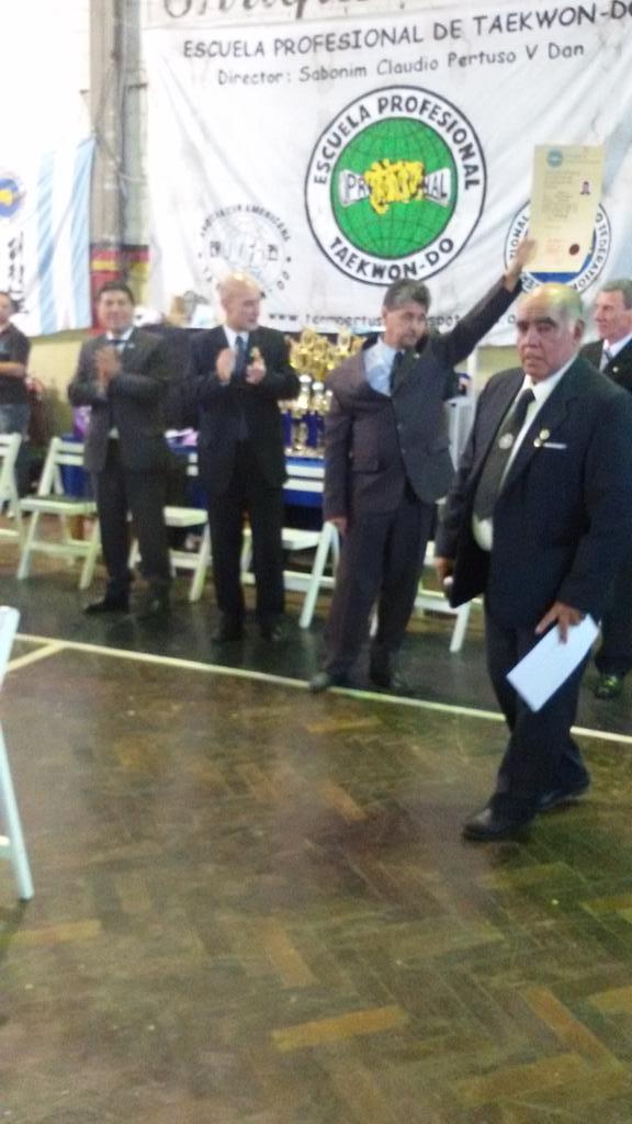 ATFOFICIAL's tweet photo. Entrega de certificado de graduación al nuevo senior master 8 Dan MARCELO SACCHI. FELICITACIONES!! http://t.co/UlsdIIMeTe