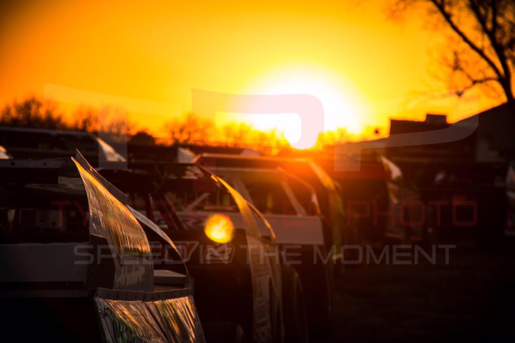 TylerRinken's tweet photo. I've been to a lot of tracks this year, but @HumboldtSpdwy still has the best sunsets. #BattleAtTheBullRing http://t.co/TDDPhUEiXW