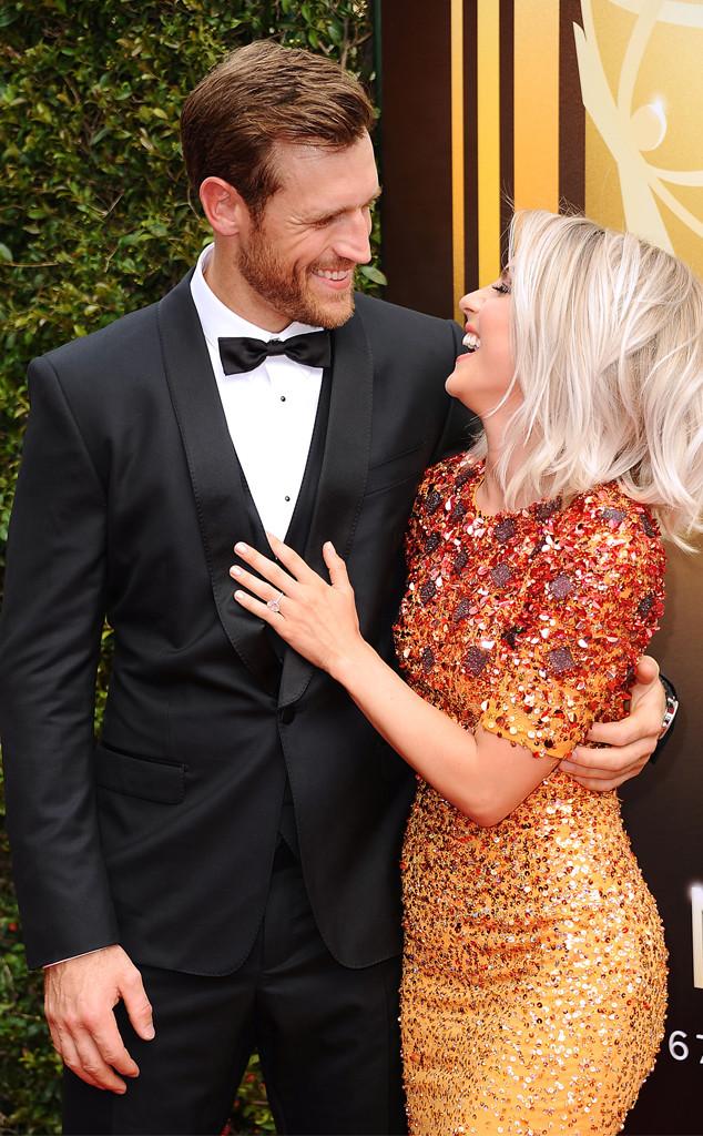 HOLLYWIRE's tweet photo. Okay, @JulianneHough and her fiance Brooks Laich are #GOALS! http://t.co/BqPjLSIr3d