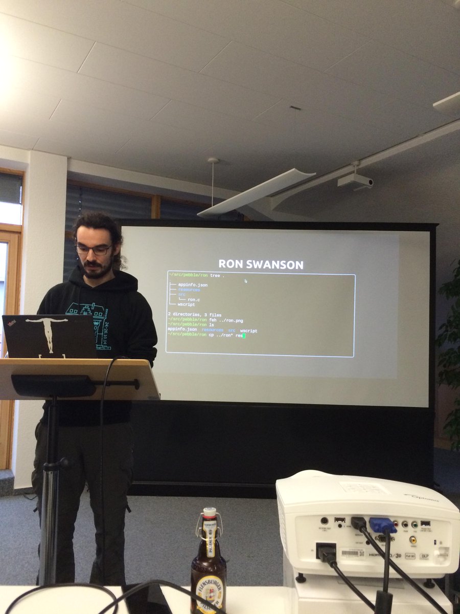 mkuehnel's tweet image. Immer wieder beeindruckend wie @Gottox sein Terminal in einer #RevealJS Präsentation benutzt 😳 #wmks