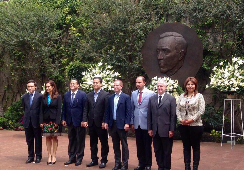 El Pdte. <a href="/RicardoAnayaC/">RicardoAnayaC</a> montó guardia de honor en conmemoración del 76 Aniversario de <a href="/AccionNacional/">Acción Nacional</a>