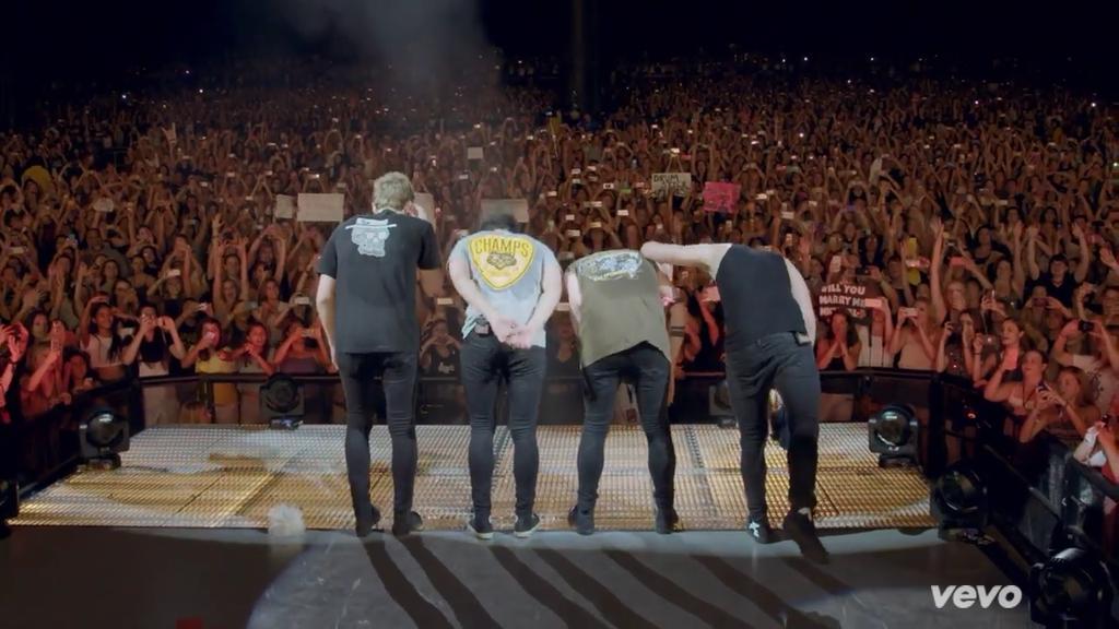 Nadiabc_'s tweet image. #ShesKindaHotLive #HERESTOROWYSOMEMORIES