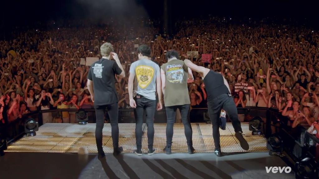 Nadiabc_'s tweet image. #ShesKindaHotLive #HERESTOROWYSOMEMORIES