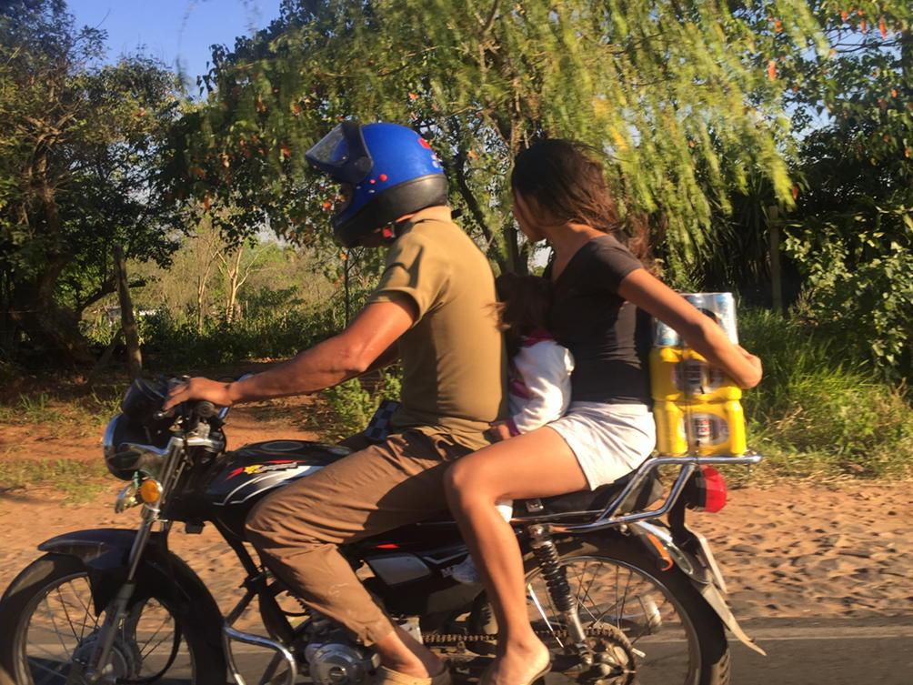 legasy35's tweet image. Y bueh... Camino a Caacupé, conductor con casco, el bebé apretado y la nena atajando lo más importante jajaja!