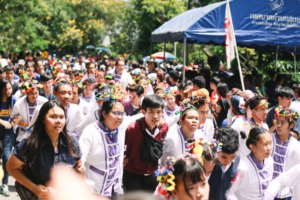 katmatcha's tweet photo. ปี1 เดินขึ้น ปี 4 เดินลง #ทีมมช #รับน้องขึ้นดอย #AMSCMU #CMUTrekking2015 http://t.co/WQBXM0Flzi