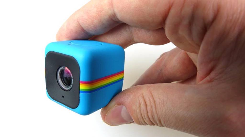 On vous offre la caméra #Cube de <a href="/Polaroid/">Polaroid</a> !
Petite, élégante, aimantée, elle filmera vos exploits !
#LaCaverneABaba