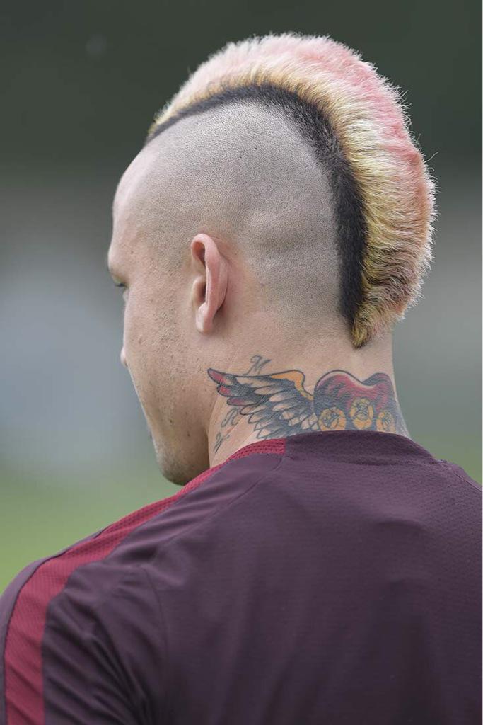 ASRomaEN's tweet photo. Check out @OfficialRadja's new hair cut for #RomaFCB... It's the Belgium flag! #ASRoma http://t.co/tHiwLasWrd