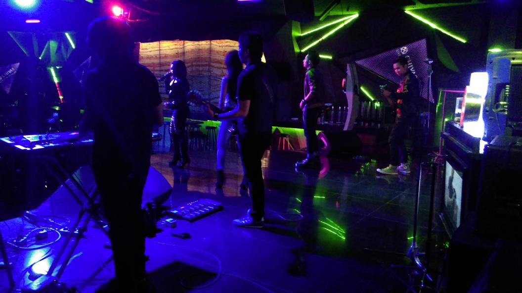 Jepret jepret dulu <a href="/MagnumSBY/">Magnum Band</a> 
#backstage 
#inproduction <a href="/Emperor_SUB/">3rd floor by Emperor</a>  w/ <a href="/desyeris/">Desy Erisnovita</a> <a href="/tatang_inprod/">Tatang Marthadinata</a>