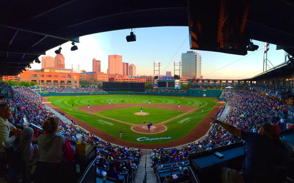 rbark9's tweet photo. Packed house #DimeADog #ClippShow #freetickets #lifeinCbus #asseenincolumbus #FindAWay #Playoffs http://t.co/6UzRnPVSuG