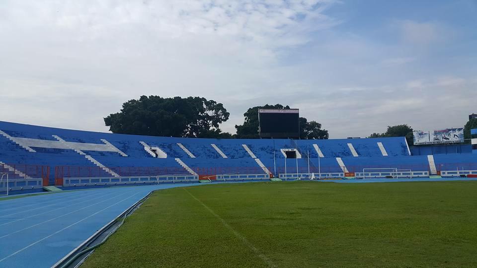 GersonmSV's tweet photo. “@noti_cortos: Nuevo semblante del Estadio Mágico González, remozado por los internos del programa "Yo Cambio"  http://t.co/RSdnxjIsPf”