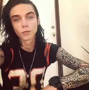 KaseyLynn42288's tweet photo. Talented, insightful, heart of gold, love and care. My words can't compare @AndyBVB to you we give love #ProphetHour http://t.co/Eqnl8OwTUS