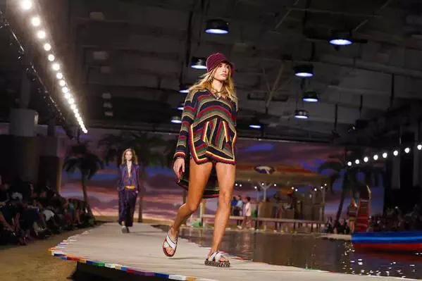 HaileyBaldwinCR's tweet photo. Alaia: Proud of sis for walking her first NY show ever! @haileybaldwin show em who's boss 👊🏻 #immaB as in #baldwin http://t.co/q4OgvD4ayx