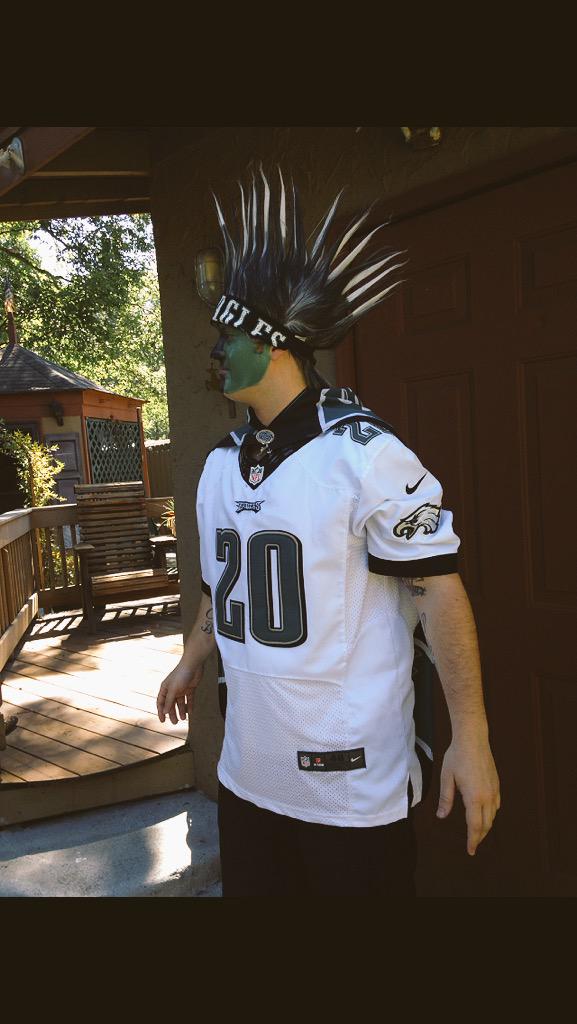 autumnk81's tweet photo. This fan is looking solid tonight. Lookout ATL! #FlyEaglesFly @Eagles #supportingmybro #sweetgetup http://t.co/agxgatDjeW