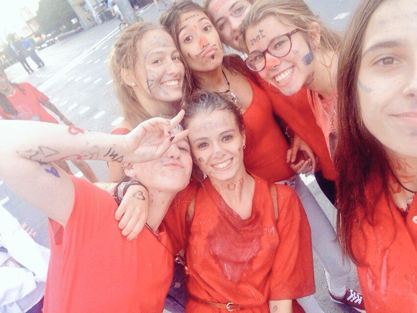 NattaliaBoyero's tweet photo. Las mejores novatadas  @NovatadasMed15  con mis doctoras!!! @andreeaagarcia8  💊💉 http://t.co/j9RU2oX5hT