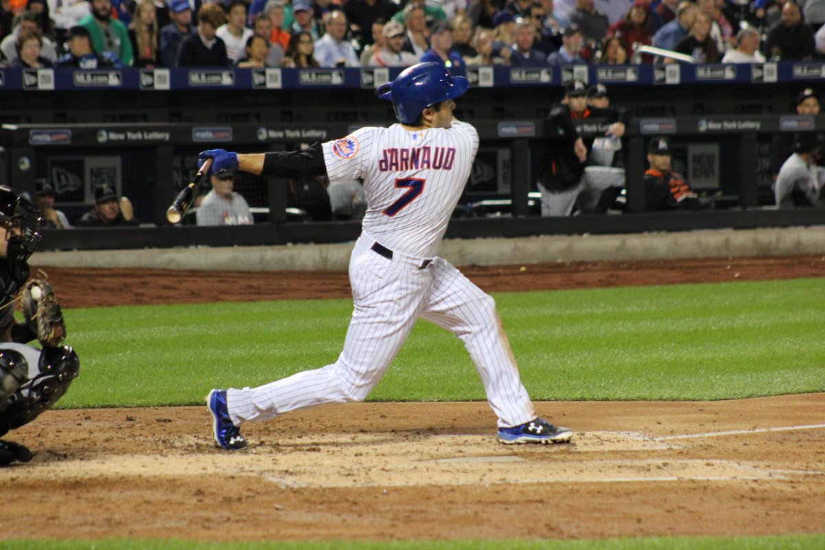 Mets's tweet image. HOME RUN d'ARNAUD!!!! WE ARE TIED!!! 🍎🍎