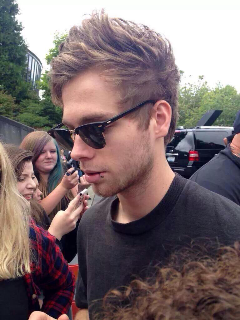 HemmingLilly's tweet photo. @Luke5SOS I was wondering if this gets 100+ rt's could we go get a pizza sometime maybe please http://t.co/89TQ7nA9xa