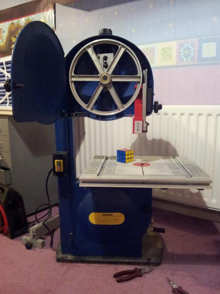 ElectroModder's tweet image. Bought a 305mm (12") bandsaw today. Works great besides the table being wobbly (fixable)... £40 and hardly used!!! :D