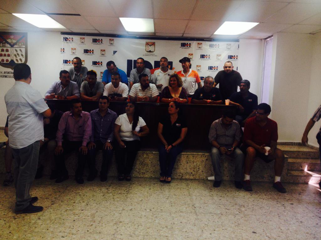 LitoVargas_'s tweet photo. Mucho éxito en este nuevo ciclo, fue un gusto trabajar a su lado !! Saludos a todos!!!! @IDH_Informa http://t.co/B7oYE8LPR1