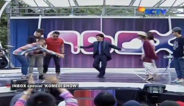 InboxSCTV_'s tweet photo. Hahaha.. Host-host Inbox ini ikutan pantomim loh! #InboxComedyShow http://t.co/uRqXrYgTp6