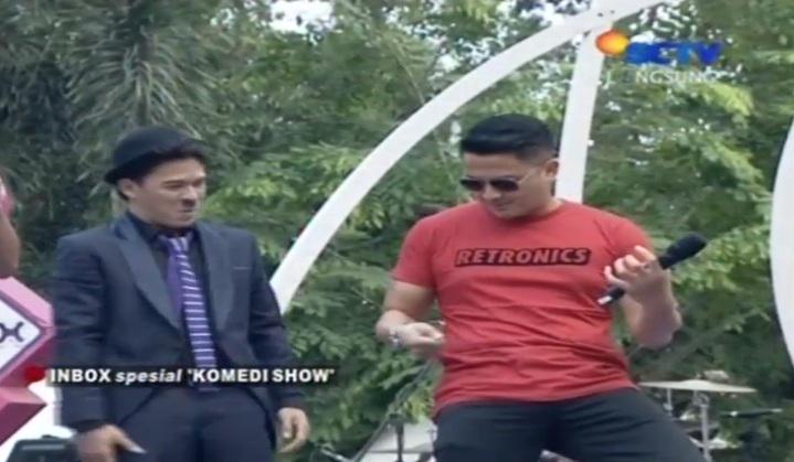 InboxSCTV_'s tweet photo. Kang Ferry Maryadi diajarin pantomim "main musik" nih sama Den Bagus. #InboxComedyShow http://t.co/oZBI4vwUWP