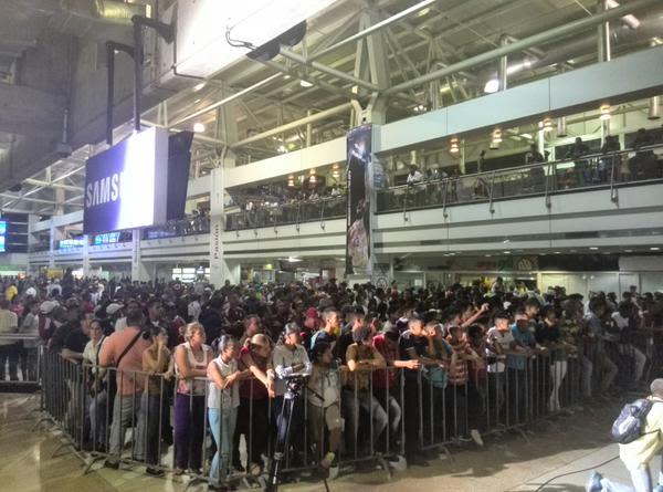 VTVcanal8's tweet image. #BienvenidosCampeones | Así esperan a la selección nacional de Baloncesto en el Aeropuerto de Maiquetía