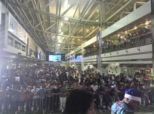 VTVcanal8's tweet image. #BienvenidosCampeones | Así esperan a la selección nacional de Baloncesto en el Aeropuerto de Maiquetía