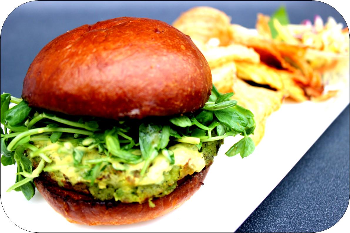 #MeatlessMonday Get a #Phalaphal Burger Green Chickpea #ChompChompNation 8p 5755 e la Palma @WholesomeChoice #Zabihah