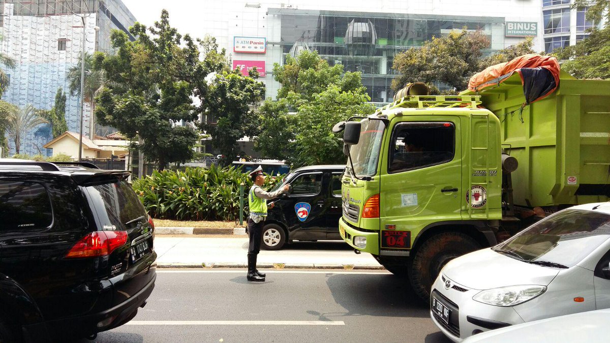 TMCPoldaMetro's tweet photo. 12:03 Dua unit truk yg tdk dilengkapi dg surat2 saat diperiksa di dpn Summitmas, Jl. Sudirman diamankn petugas #Polri http://t.co/GaT5OJJgSM