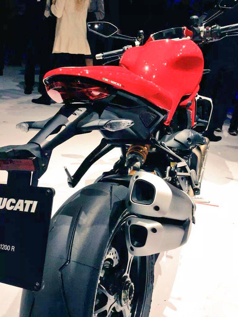 ducachef's tweet photo. Presentazione Ducati MONSTER 1200R http://t.co/K31pAziZbP