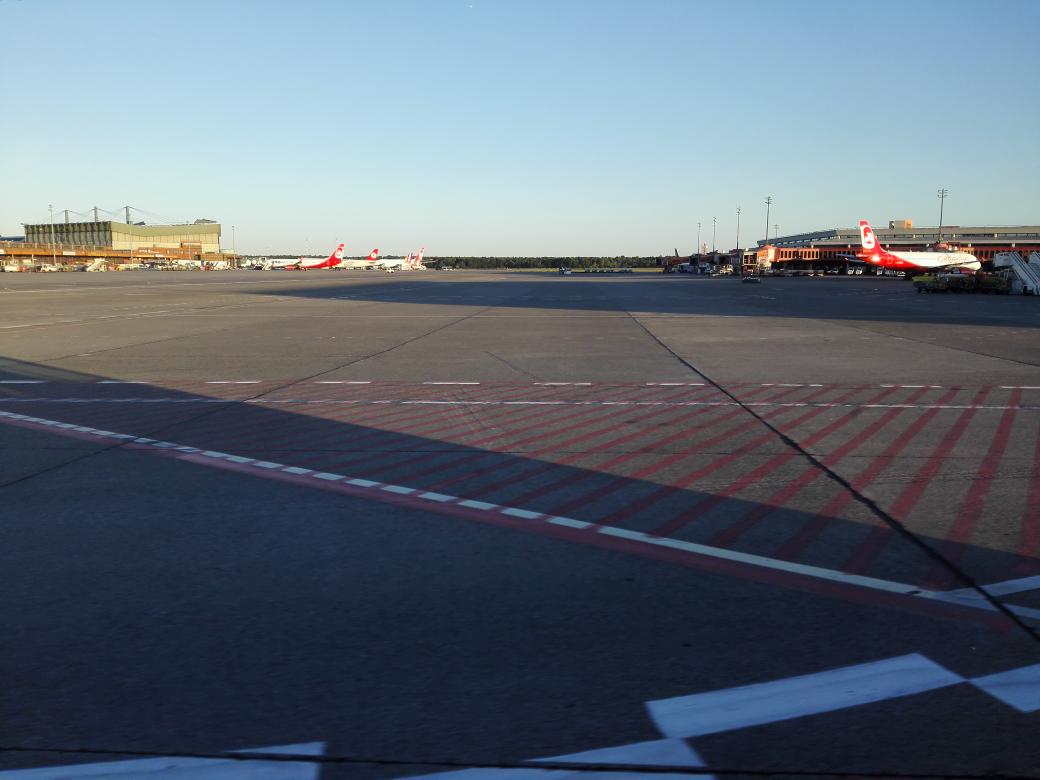 misterPASSPORT's tweet photo. Thanks for the great service @airberlin #ab7495 from #auh to #txl and the offered #limousine ๐ http://t.co/5aKQ6uayPz