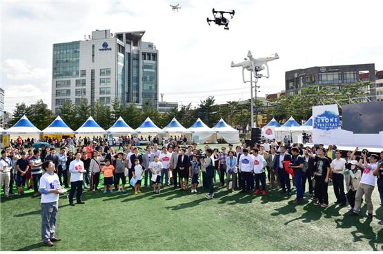 수원시의 한 주간 주요시정소식을 전해드리는 #손바닥뉴스~따끈한 8호소식이 도착!  me2.do/5Vn8qMLO 사진: 9월12~13일 아주대학교에서 개최된 2015 수원드론페스티벌