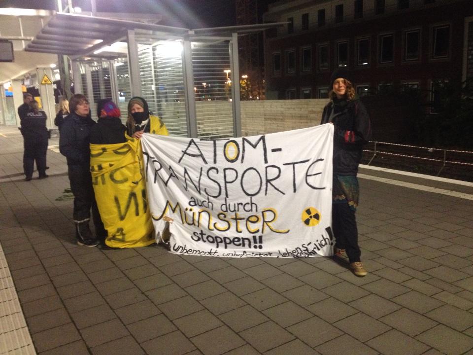 Mahnwache in Münster am Hauptbahnhof gegen 3 Uhr